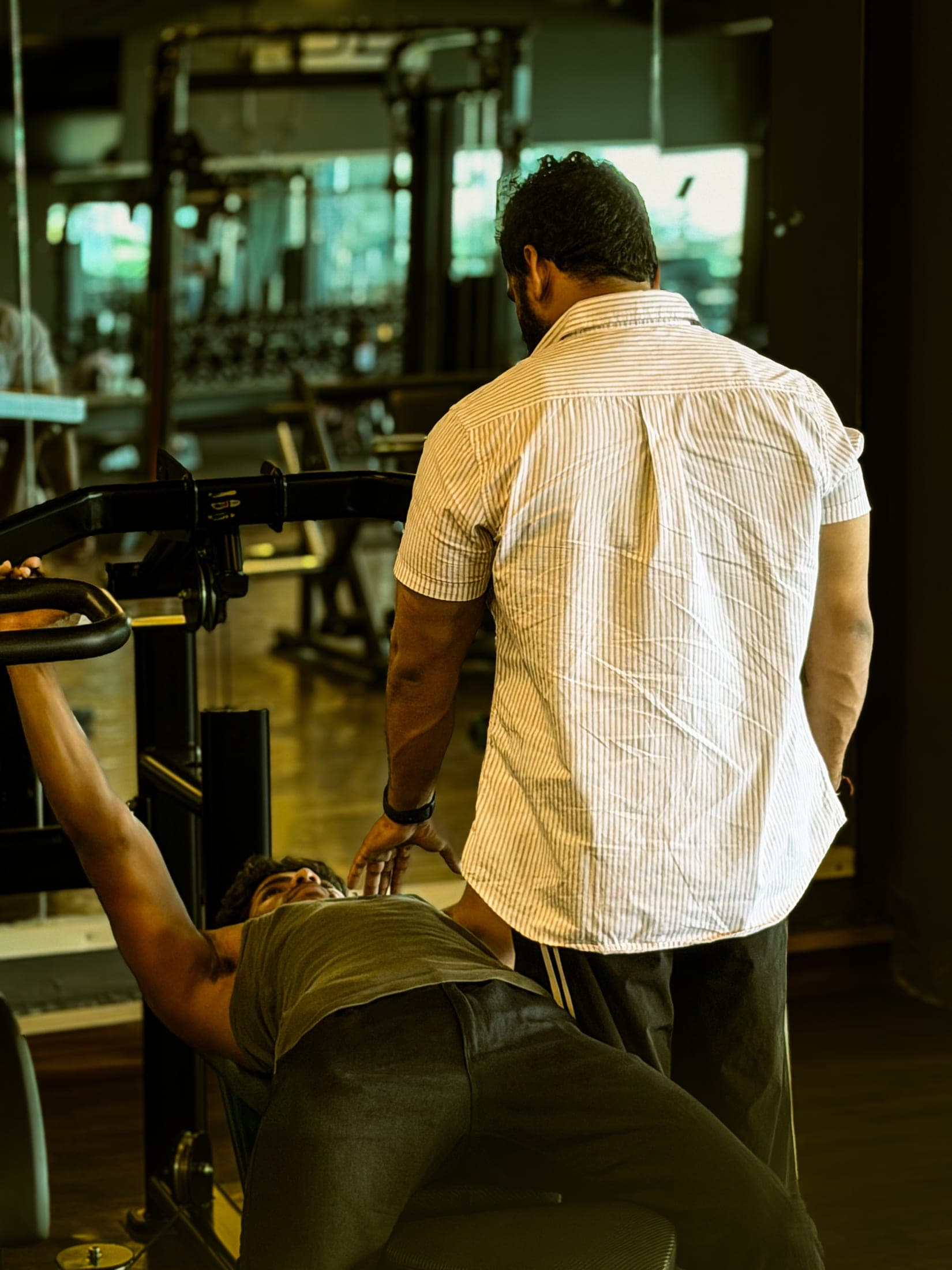 Certified trainer spotting a member during an incline bench press at Golds's Gym Gajwel